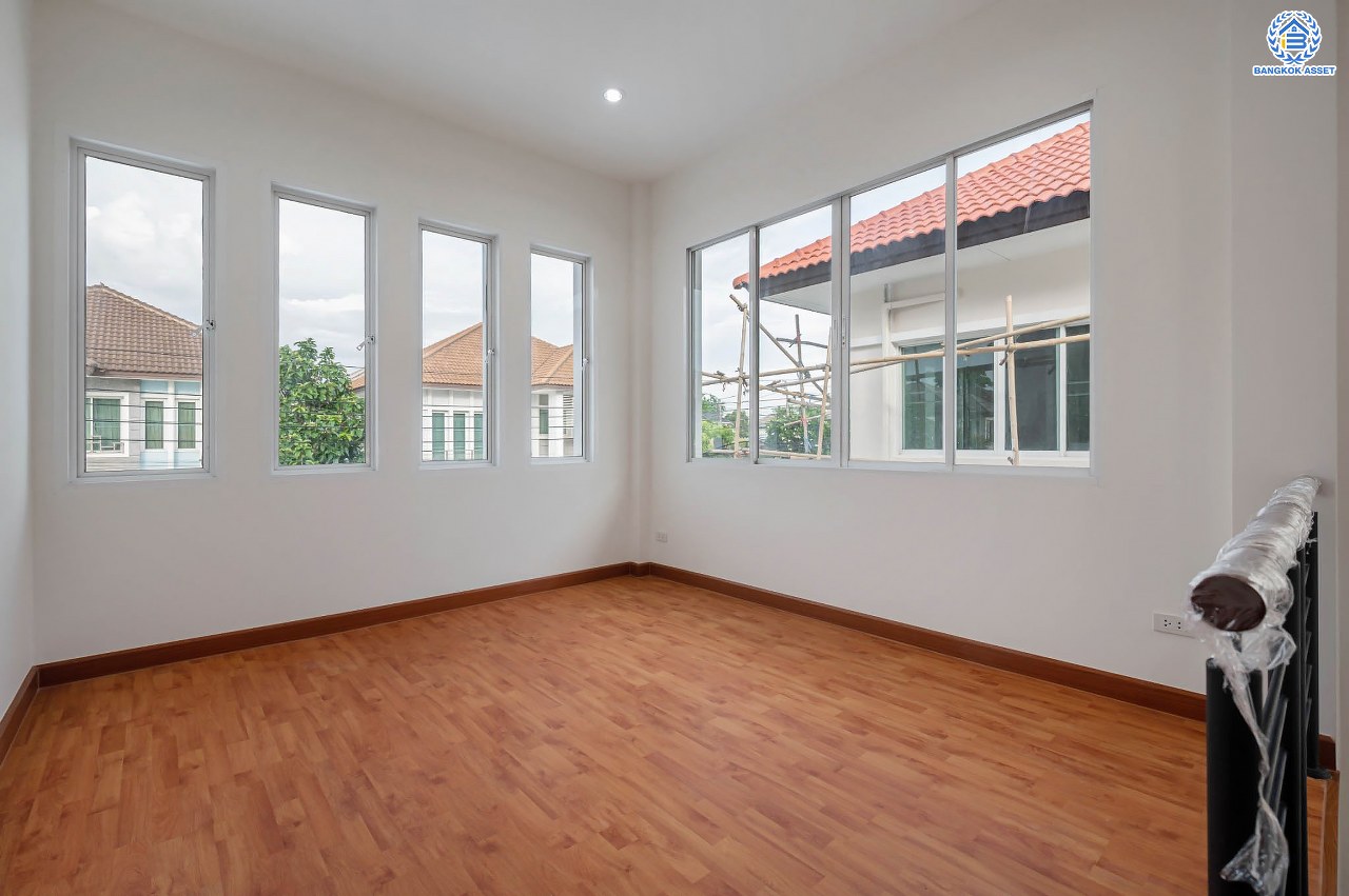 บ้านมือสองตกแต่งใหม่ โครงการ บางกอก บูเลอวาร์ด รามอินทรา แบรนด์ SC Asset เนื้อที่ 58.6 ตร.ว. ฟังก์ชัน 3 ห้องนอน 3 ห้องน้ำ ที่จอดรถ 2 คัน บนทำเลแห่งการเดินทาง เชื่อมต่อถนนรามอินทรา, ถนนรัชดา-รามอินทรา ใกล้จุดขึ้น "ทางด่วนรามอินทรา"  รถไฟฟ้าสายสีชมพู "สถานีวงแหวนรามอินทรา" และ ใกล้ห้างแฟชั่น ไอส์แลนด์